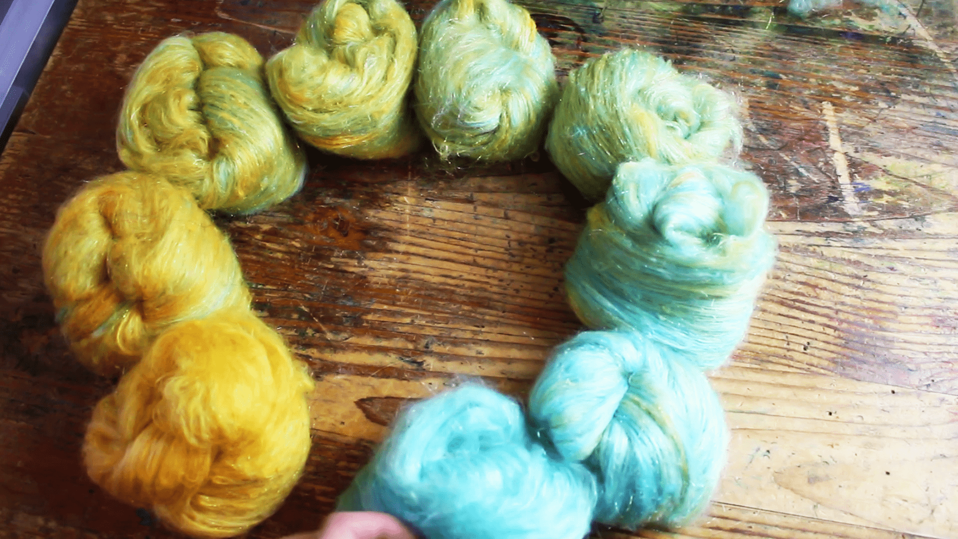 Mit Kardiergerät gemischter Farbverlauf fertig zum Verspinnen